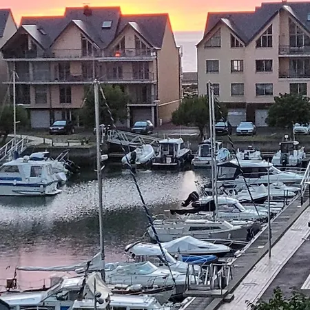 Apartment Studio Situe Sur Le Port De *